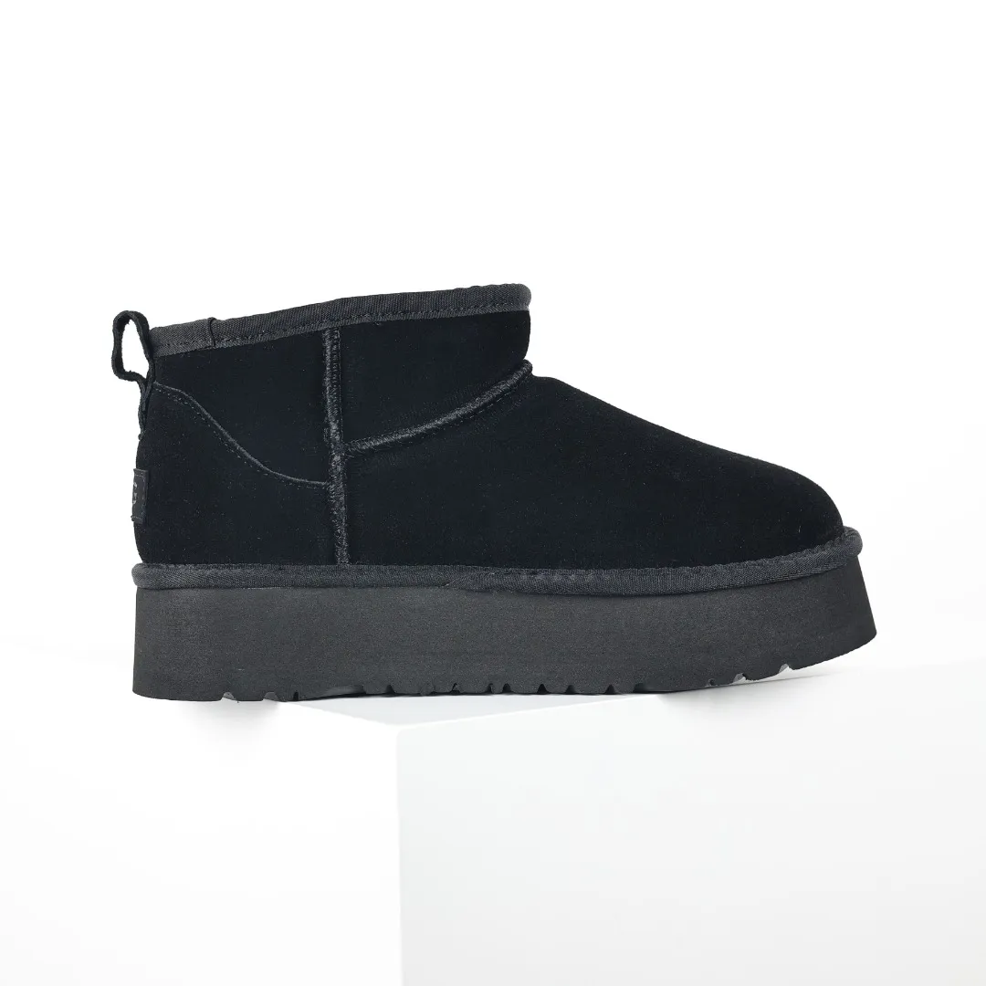 Pick up locally 💰440 The core recommendation is good price E4 UGG Thick-soled short style Zhou Dongyu and Wang Yibo's same series Xiaohongshu popular model Henan Longfeng leather production Cashmere insole is a very suitable choice for keeping warm in winter when going out and at home. In the new year, uug launched a style series, which is partially geared towards the preferences of young consumers and has also been at the forefront of fashion trends. Shoe body material UGGPURE™ implanted wool insole Lightweight non-slip and comfortable rubber outsole With brand LOGO and complete packaging Size: 35 36 37 38 39 40